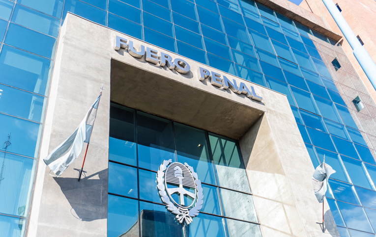 Denuncian a dos abogados por una presunta estafa a una joven de 21 años que fue víctima de abuso sexual